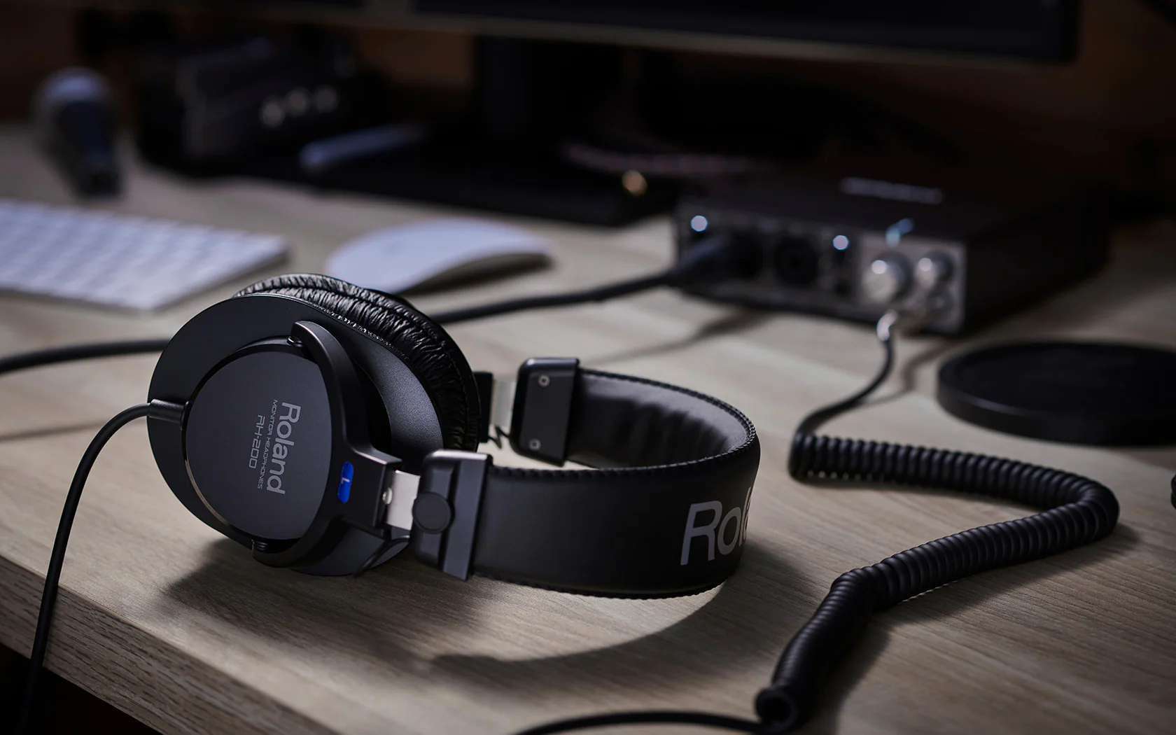 Roland RH-200 Monitor Grade Closed Stereo Headphone (Black) - Image 3