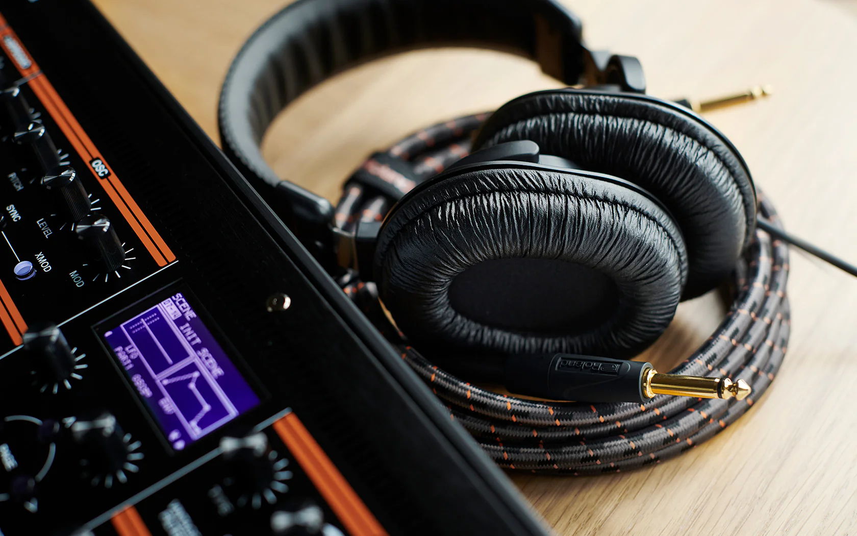 Roland RH-200 Monitor Grade Closed Stereo Headphone (Black) - Image 4