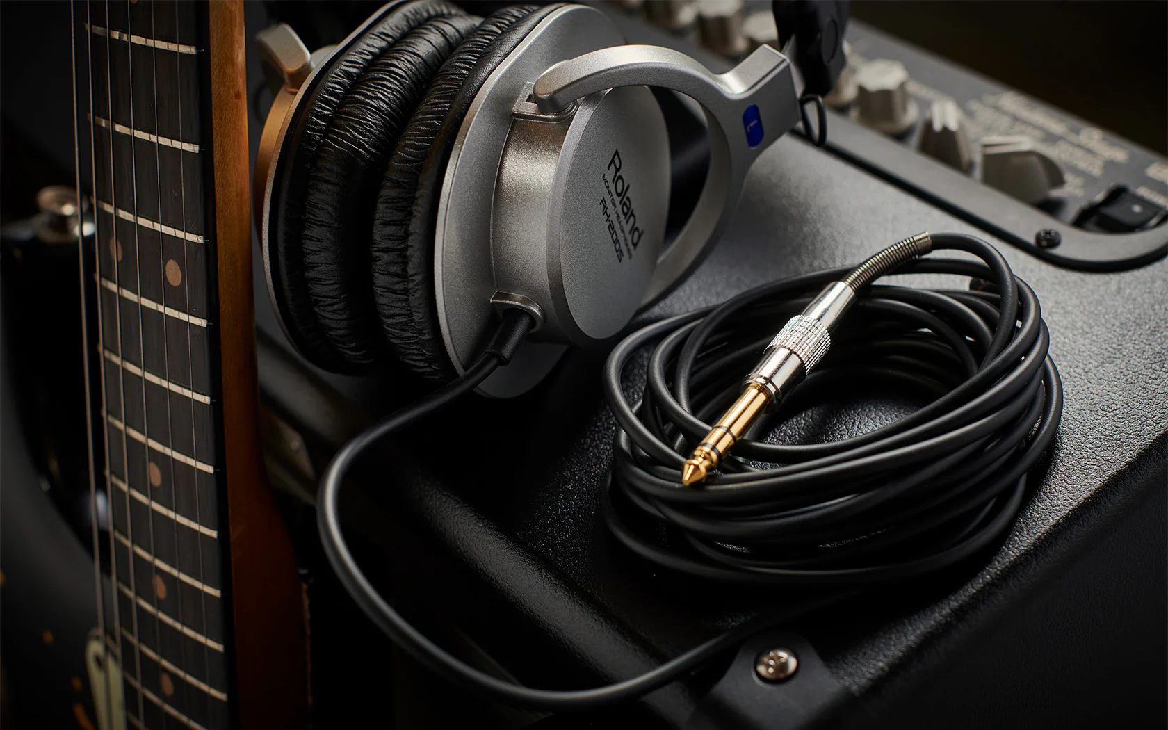 Roland RH-200S Monitor Grade Closed Stereo Headphone (Silver) - Image 2