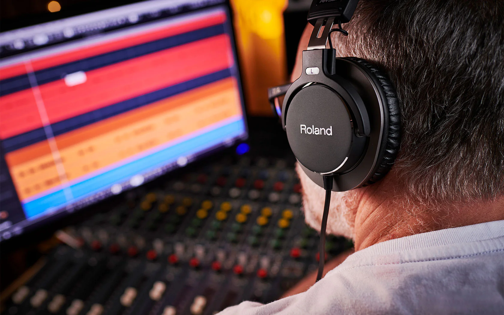 Roland RH-300 Top Of The Range Closed Type Headphones - Image 3