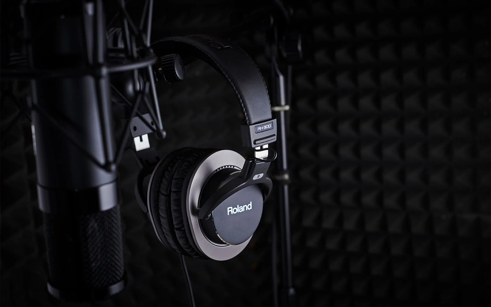 Roland RH-300 Top Of The Range Closed Type Headphones - Image 4